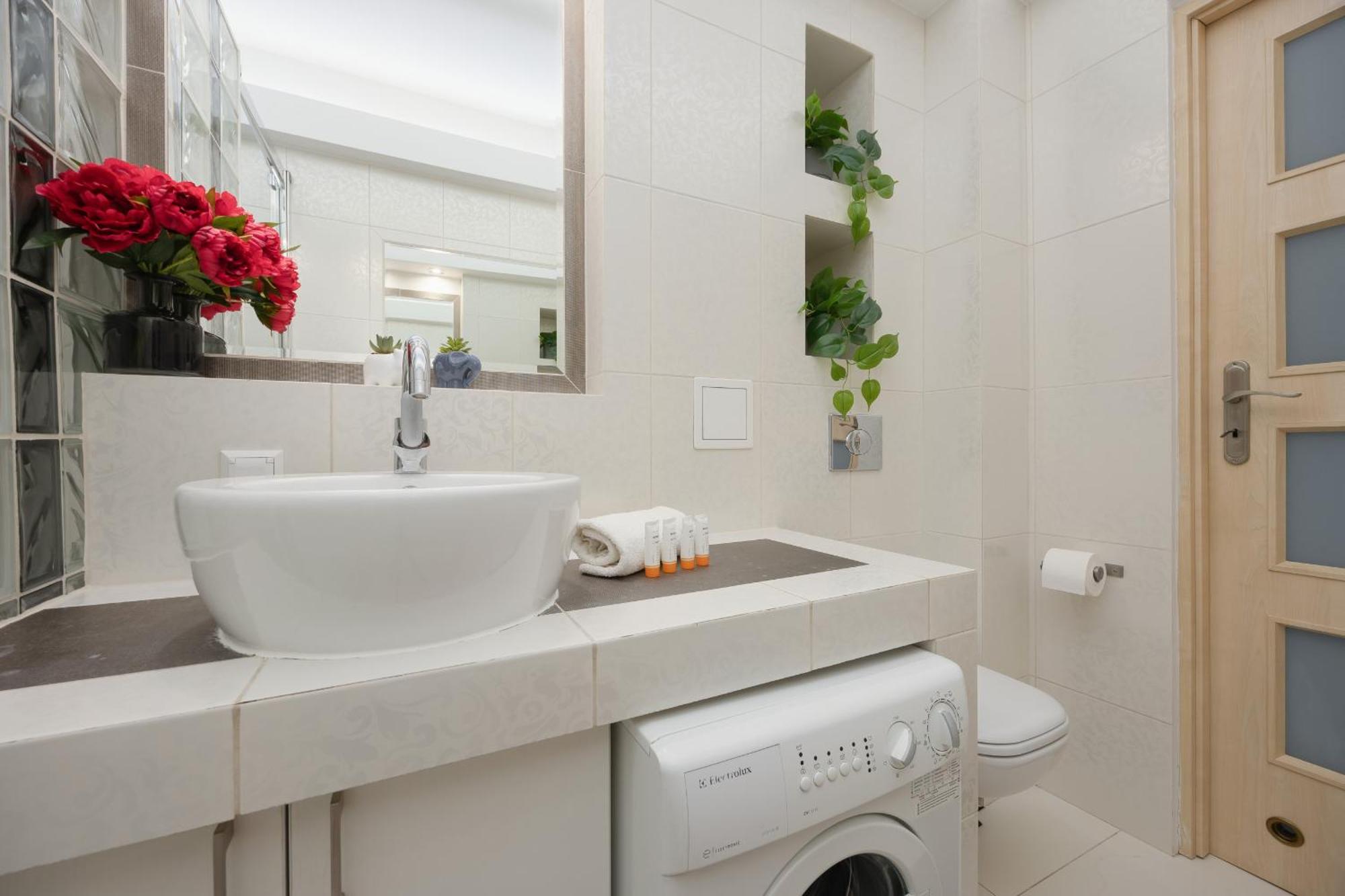 Bright With Air Conditioning Near Ogrod Saski By Renters Apartment Warschau