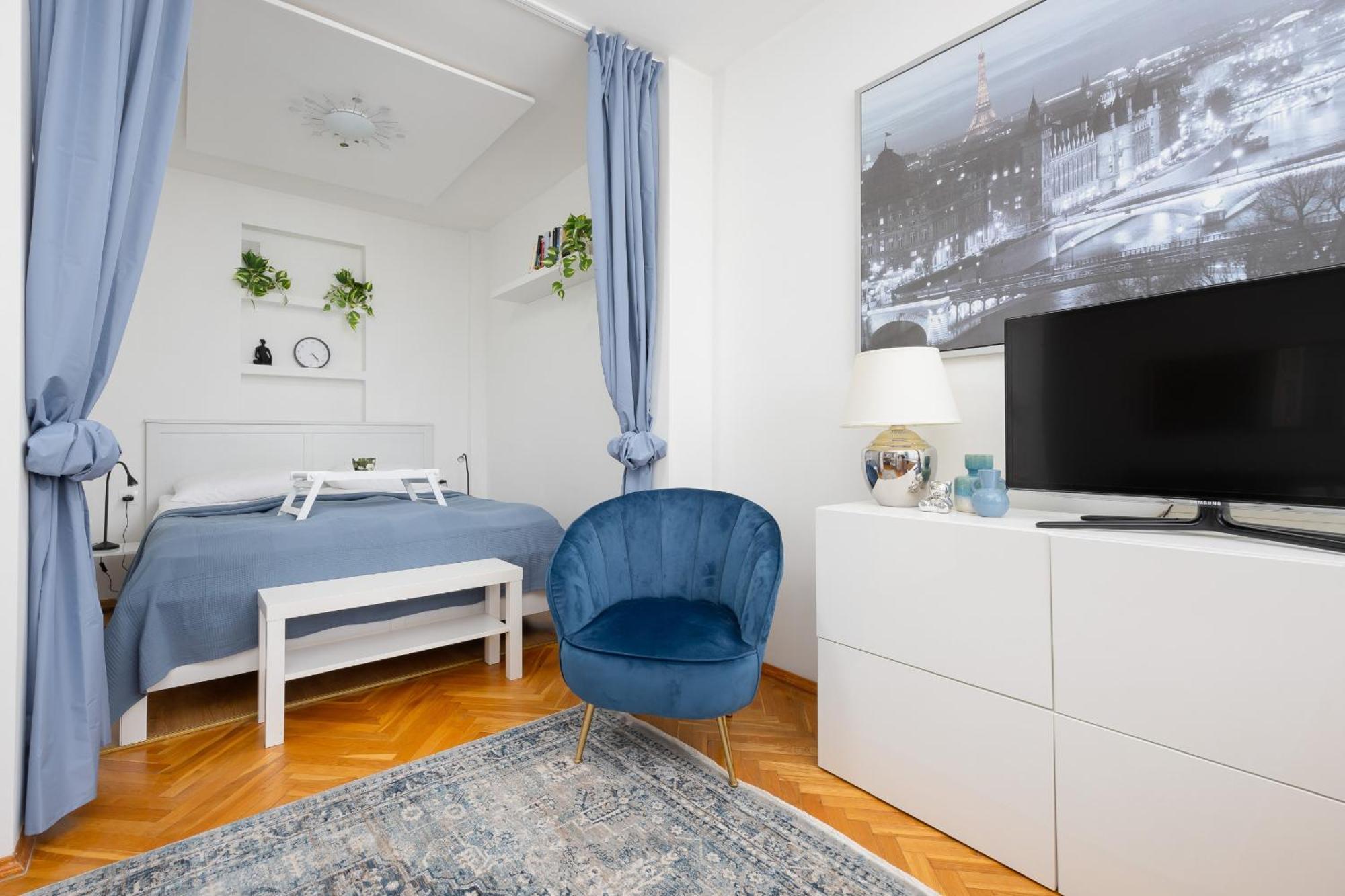 Bright With Air Conditioning Near Ogrod Saski By Renters Apartment Warschau