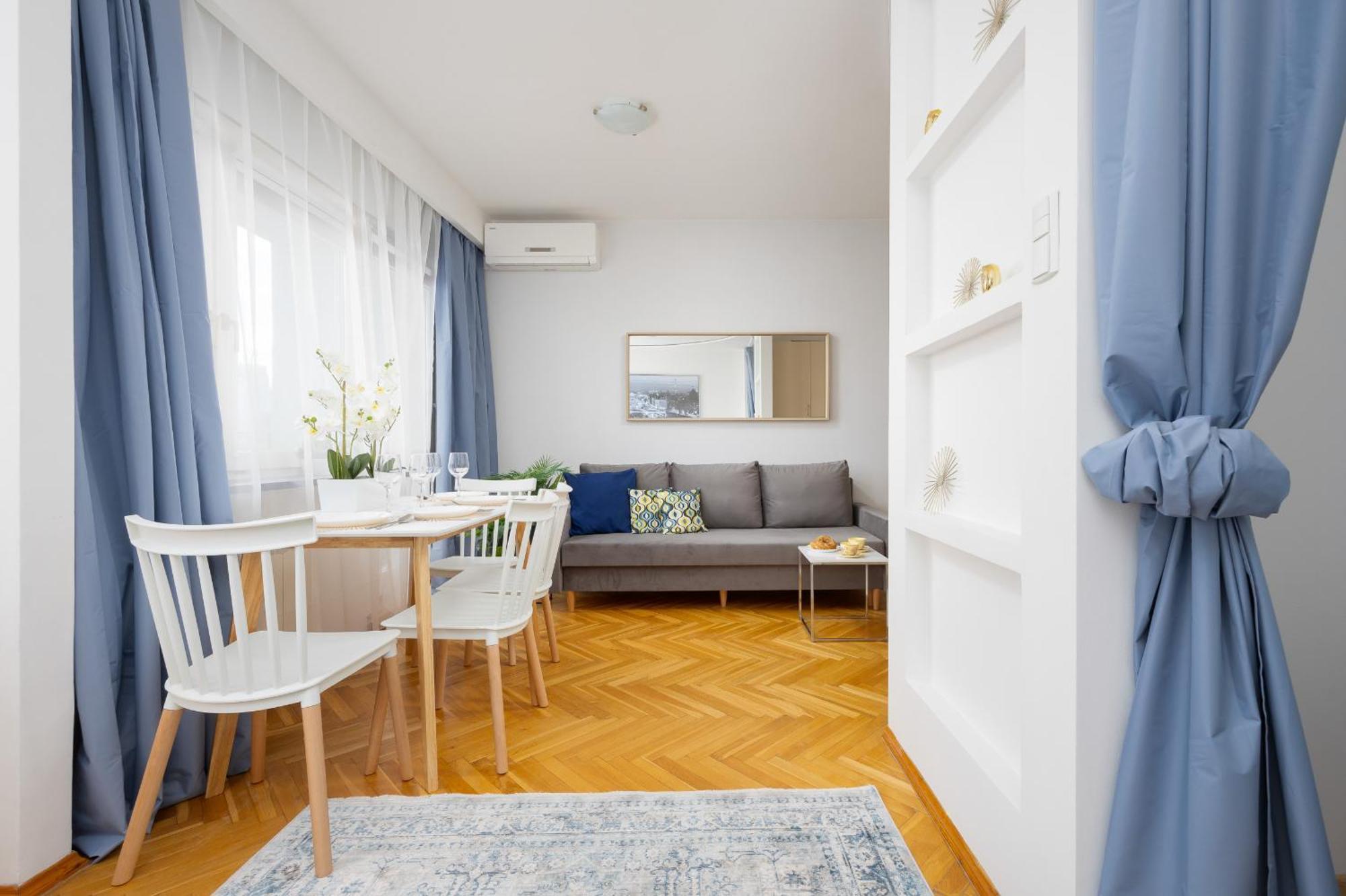 Bright With Air Conditioning Near Ogrod Saski By Renters Apartment Warschau